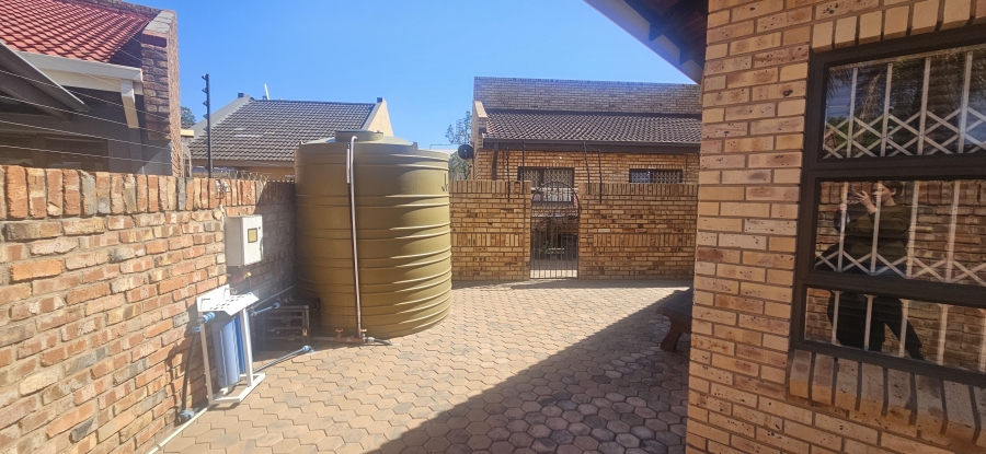 4 Bedroom Property for Sale in Roylglen Gardens Northern Cape